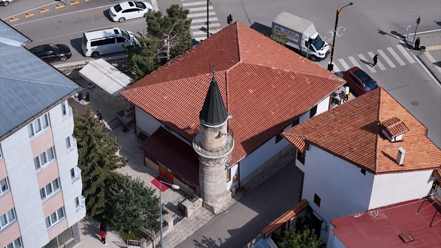 Mahalle adını bu camiden alıyor, minaresindeki zincirler ile dikkat çekiyor