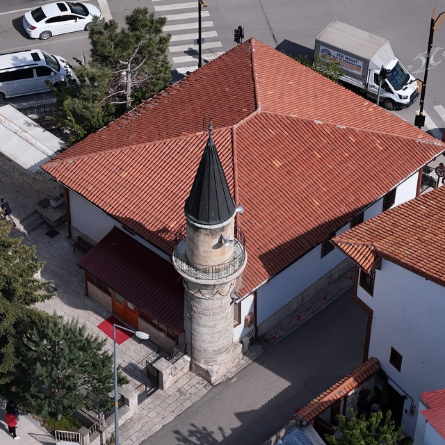 Mahalle adını bu camiden alıyor, minaresindeki zincirler ile dikkat çekiyor