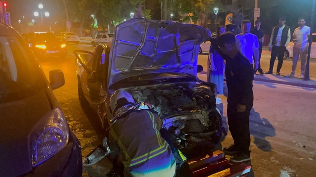 Karaman'da karşı şeride geçen pikap park halindeki 3 araca çarptı: 1 yaralı