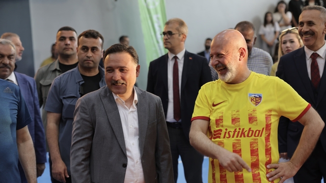 Vali Çiçek: "ERVA, devasa bir meydan okumadır"
10 ERVA Spor Kulübüne malzeme desteği