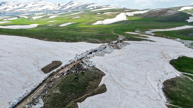 Van'da haziranda 3 metreyi bulan karda yol açma çalışması