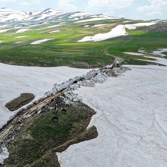 Van'da haziranda 3 metreyi bulan karda yol açma çalışması