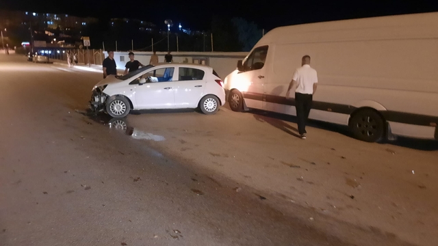 Isparta'da kontrolden çıkan otomobil park halindeki araca çarptı: 1 yaralı