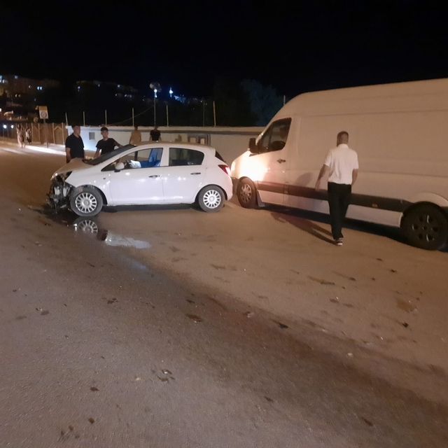 Isparta'da kontrolden çıkan otomobil park halindeki araca çarptı: 1 yaralı