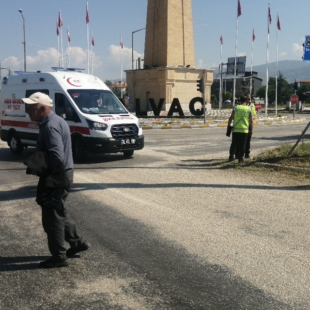 Isparta'da ticari araç ile otomobil çarpıştı: 1 yaralı