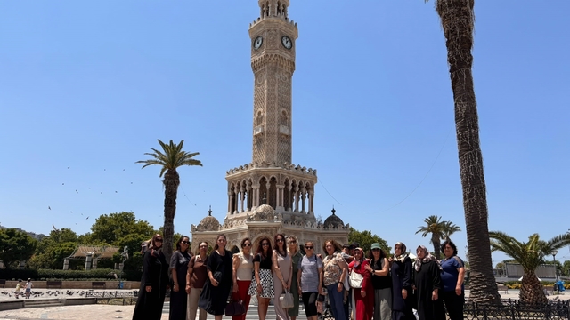 Manisalı kadınlar İzmir'i gezdi