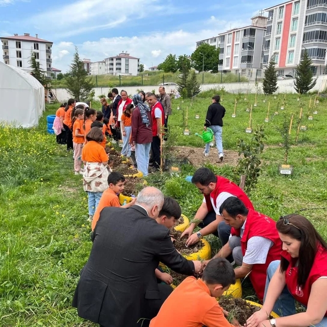 Öğrenciler yetiştirdikleri fideleri toprakla buluşturdu