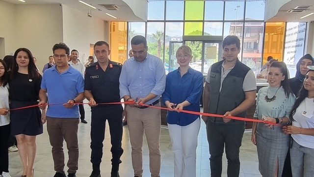 Öğrencilerden muhteşem sergi ve tiyatro gösterisi