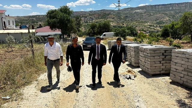 Kaymakam Aslan, deprem konutlarında incelemelerde bulundu