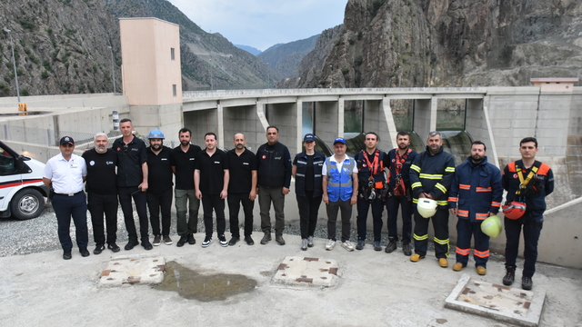 Artvin Barajı'nda tatbikat; türbinde mahsur kalan personel kurtarıldı