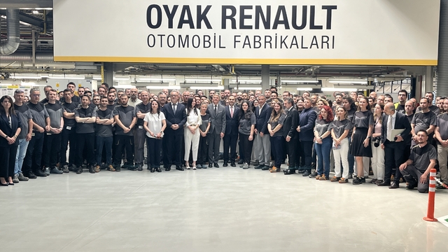 Bakan Kacır: "Türkiye'ye yatırım yapan kazanıyor"
Sanayi ve Teknoloji Bakanı Mehmet Fatih Kacır:
"Hızlı şarj bağlantı noktası sayısını, 3 yılda 8 katına çıkardık"
"19 bin 300'ü hızlı şarj olmak üzere, 44 bin 400 şarj bağlantı noktasıyla; kesintisiz ve güvenli bir şarj ağına sahibiz"
"Türkiye, Çin'den sonra Orta Avrupa'ya kadar uzanan geniş kuşakta ürün ve pazar çeşitliliği açısından en önde gelen ihracatçı ülkedir"
"Türkiye otomobil pazarında tam elektrikli ve hibrit araçların payı yüzde 9,3'ten yüzde 51'e yükseldi"