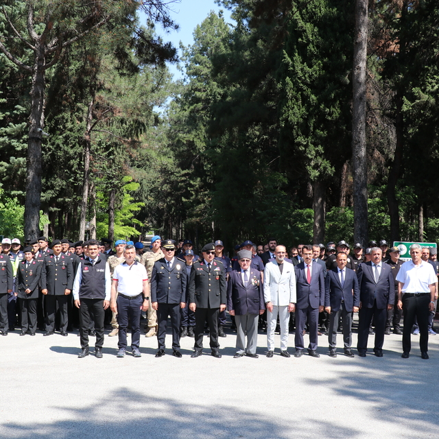 Burdur'da jandarmanın kuruluş yıl dönümü dolayısıyla şehitlik ziyareti gerç...