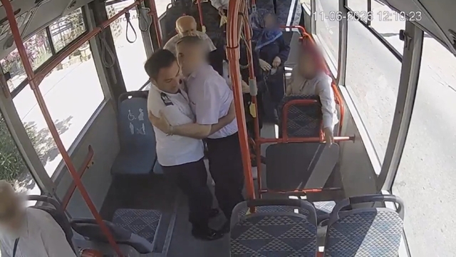 Fenalaşan yolcu için şoför ve yolcular seferber oldu
Otobüs güzergahını değiştirip hastaneye sürdü, o anlar kamerada
