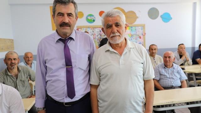 Üç nesli bir araya getiren duygu yüklü buluşma
Emekli öğretmenler, eski mezunlar ve çocukları aynı okulda buluştu