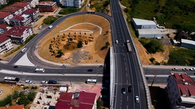 Kocaeli'de 6 ayda tamamlanan köprülü kavşakta ilk sürüş TOGG ile yapıldı