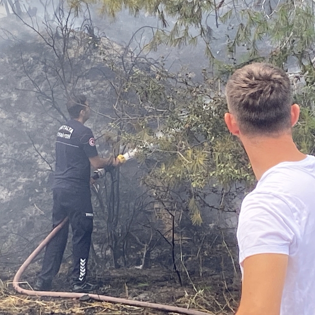 Antalya'da ormanlık alandaki yangın büyümeden söndürüldü