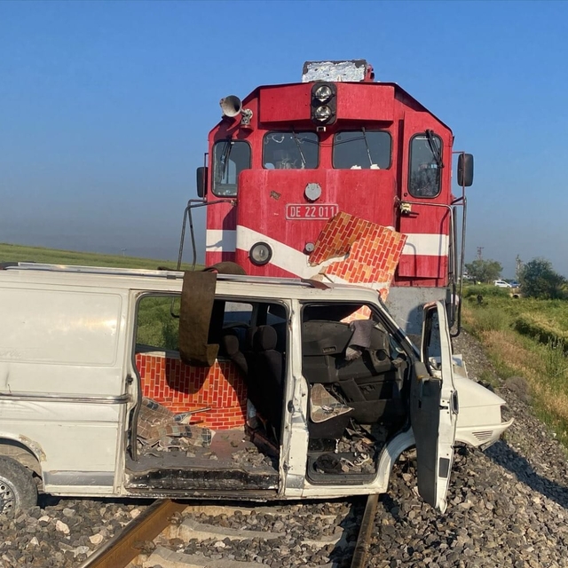 Afyonkarahisar'da yolcu treni hemzemin geçitte kamyonete çarptı