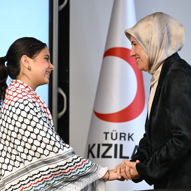 Türk Kızılay Genel Başkanı Yılmaz, Filistin Özel Ödülü sahibi Gazzeli Renad...