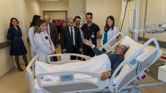 Manisa'da tarihi ameliyat: Beyin piliyle gelen ikinci hayat
Dev güç birliği Salih amcayı yürüttü
Yürümekte güçlük çekiyordu, beyin piliyle sağlığına kavuştu
Manisa'da ilk defa 'beyin pili' operasyonu gerçekleştirildi