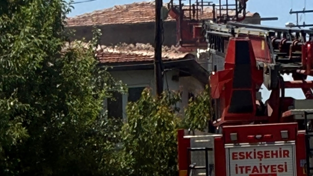 Çocuğun oynadığı ateş evi yaktı