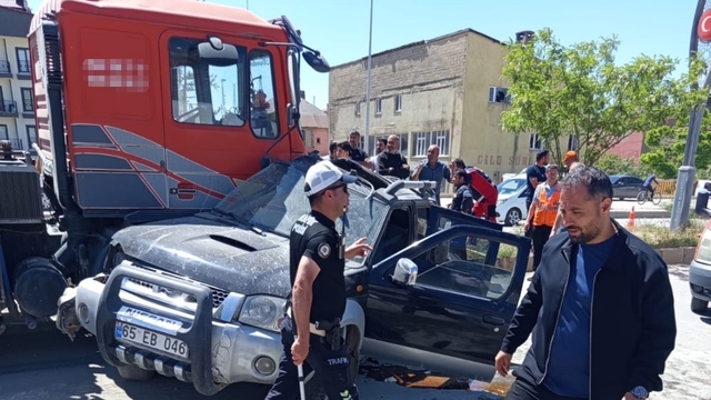 Yüksekova'da hafif ticari araç ile vinç çarpıştı: 1 yaralı