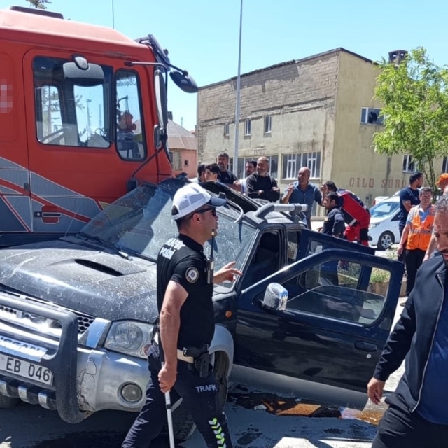Yüksekova'da hafif ticari araç ile vinç çarpıştı: 1 yaralı