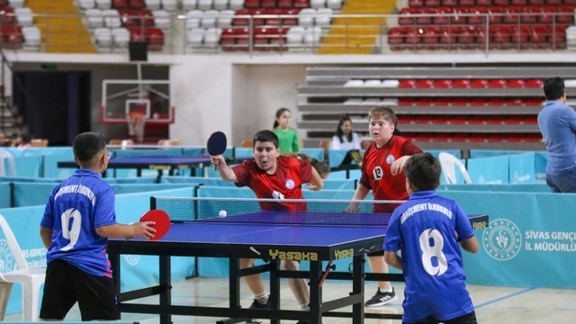 Sivas'ta masa tenisi rüzgarı