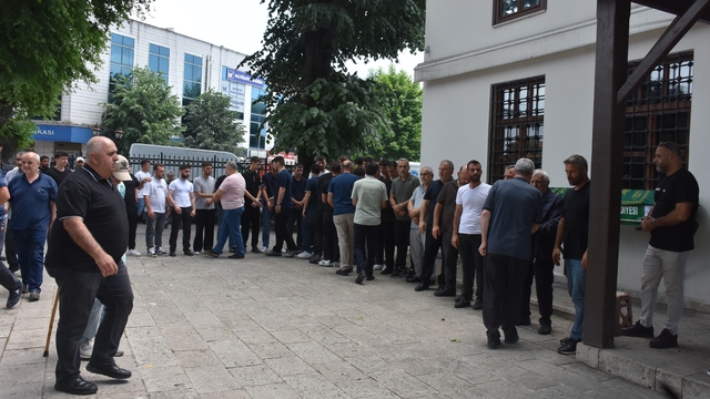 Serinlemek için girdiği derede boğulan genç son yolcuğuna uğurlandı