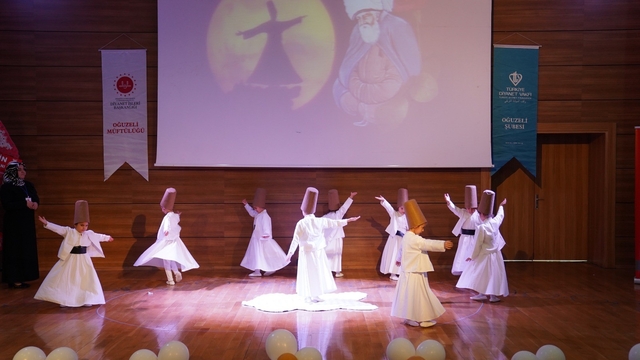 Oğuzeli 4-6 Yaş Kur'an Kursları yıl sonu programı yapıldı
Minik öğrencilerin semazen gösterisi ve ilahi performansı dikkat çekti