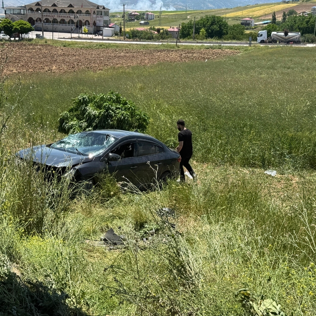 Elazığ'da şarampole devrilen otomobildeki 3 kişi yaralandı