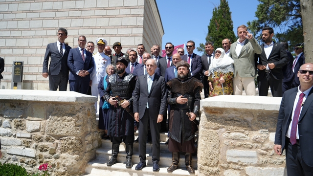 TBMM Başkanı Kurtulmuş Gelibolu'da: Gazi Süleyman Paşa Türbesi'nde Alplerin nöbet değişimi büyüledi
TBMM Başkanı Kurtulmuş Gelibolu'da Gazi Süleyman Paşa Türbesi'ni ziyaret etti