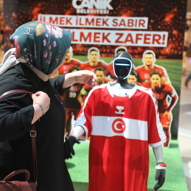 A Milli Futbol Takımı'nın formasını giyen robot CANİKMAN, kadınların üretim...
