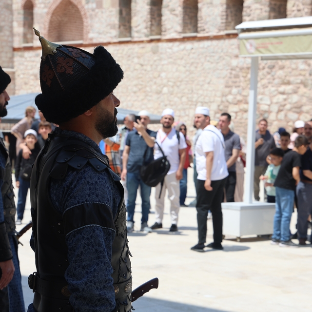 Konya'da Selçuklu Sultanlar Türbesi'nde saygı nöbeti değişimi