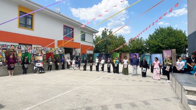 Frida Kahlo'nun eserleri, Bursa'da canlı tabloya dönüştü