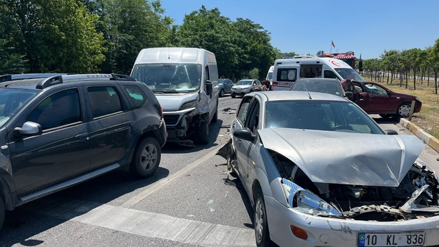Balıkesir'de 6 aracın karıştığı zincirleme kaza: 2 yaralı