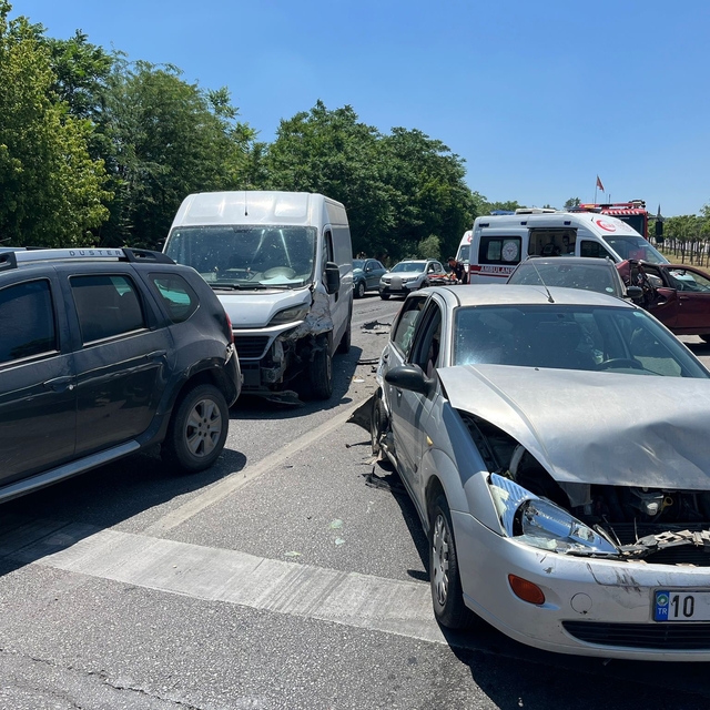 Balıkesir'de 6 aracın karıştığı zincirleme kaza: 2 yaralı
