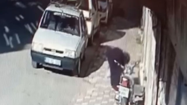 Önce takip etti, ardından yere düşen parayı alıp kayıplara karıştı: O anlar kamerada