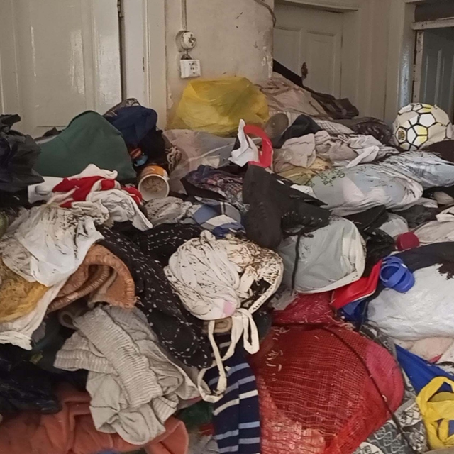 Daha önce 6 kez temizlenen evden yine 6 kamyon çöp çıktı