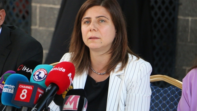 Sur'da kaldırım işgallerinin önüne geçme ve yayalaştırma çalışmaları sürüyor