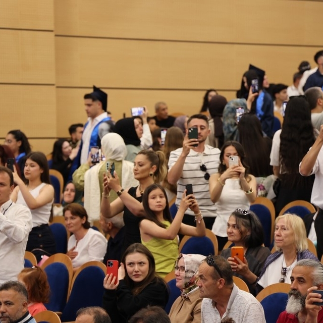 BEUN'da sağlık ordusunun yeni neferleri mezuniyet coşkusu yaşadı