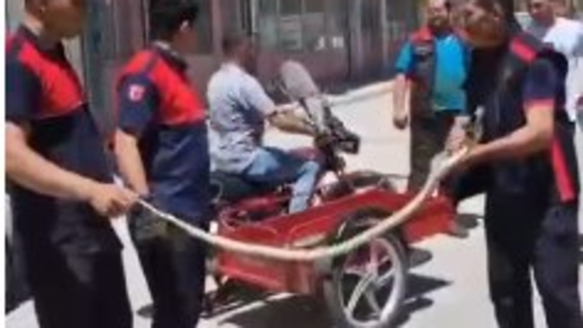 Traktörün tekerleğinden çıkarılan yılan, doğal yaşam alanına bırakıldı