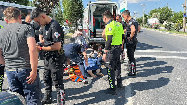 Hafif ticari aracın çarptığı kadın ağır yaralandı