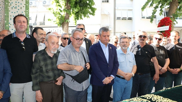 Özgür Özel, İzmir'de lise arkadaşının annesinin cenazesine katıldı