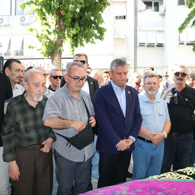 Özgür Özel, İzmir'de lise arkadaşının annesinin cenazesine katıldı
