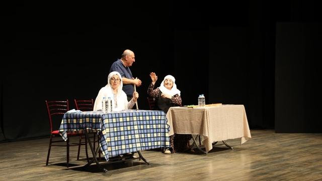 Aydın'da 'Lokanta' oyunu tiyatroseverlerden tam not aldı