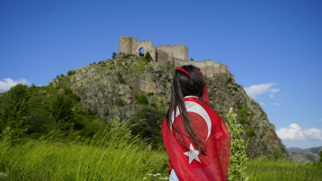 Dağcılar, 700 yıllık Kov Kalesi'ne Türk bayrağı asarak Milli Takım'a destek verdi