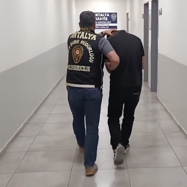 Antalya'da dolandırıcılık şüphelisi bankada para çekerken yakalandı