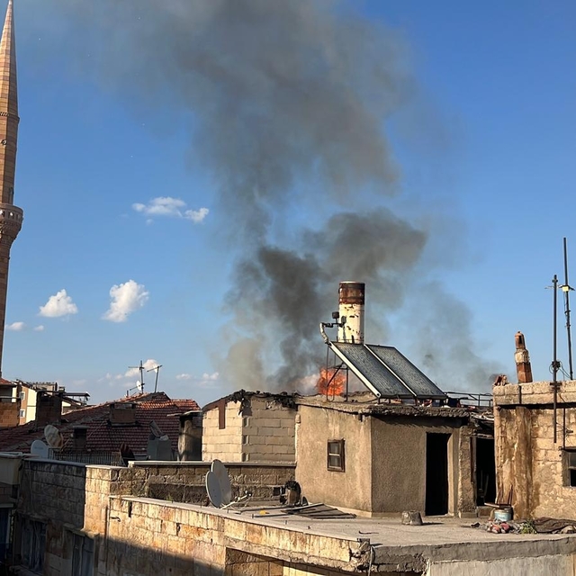 Nevşehir'de 3 katlı binanın çatısında yangın