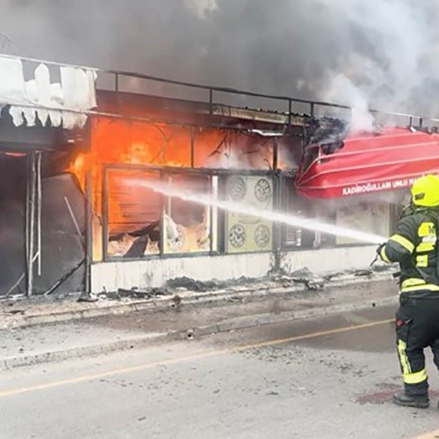 Mersin'de ekmek fırınında yangın