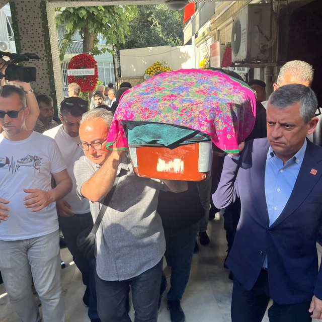 Özgür Özel, İzmir'de Gönülşen ailesinin cenazesine katıldı